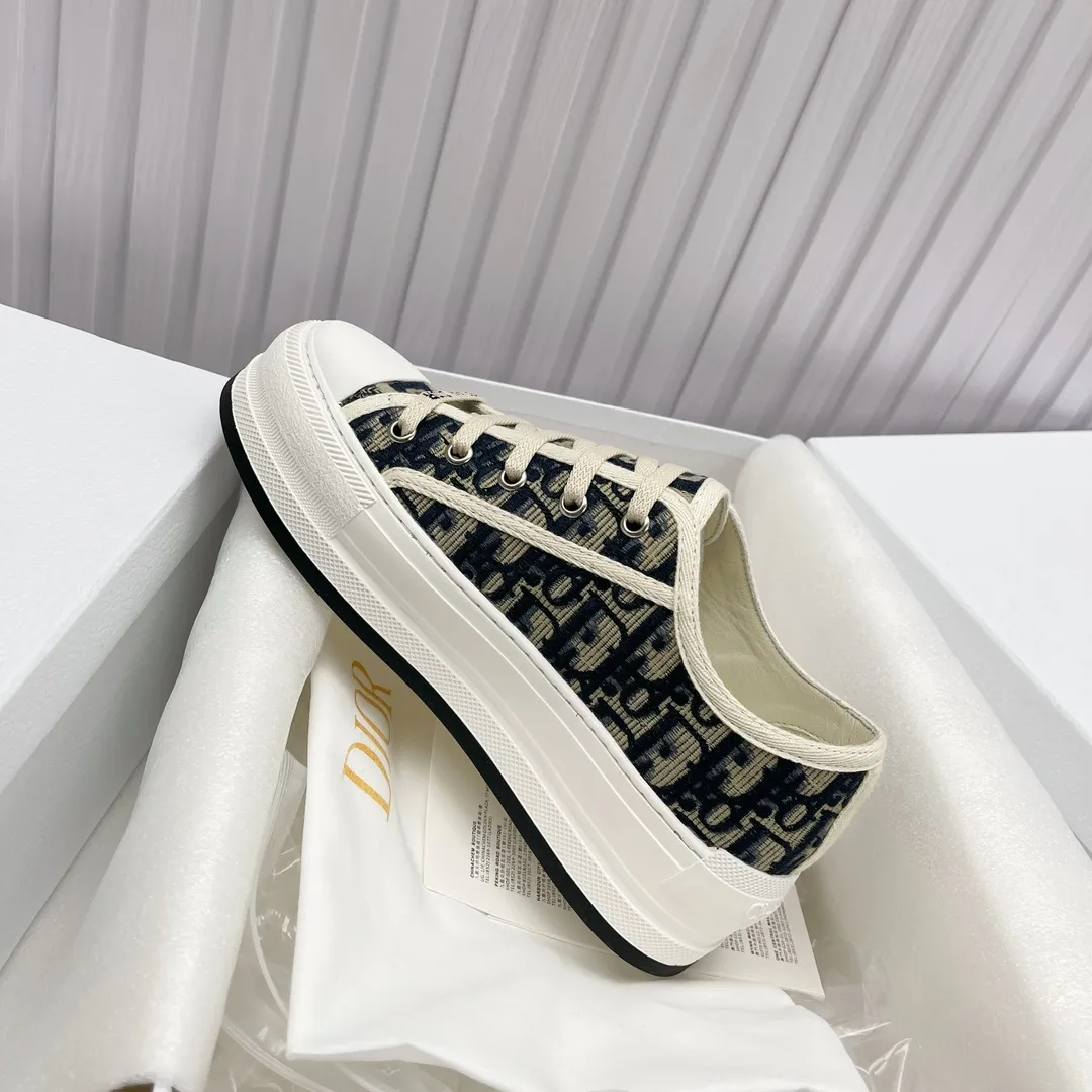 👟👟Ex-factory price 520👟👟 Women's shoes factory ready stock high quality Dior )Flat sneakers are made of fully embroidered iconic patterns💎💎♦️Top quality in the market🎗Breaking hot model in foreign counters🎗Non-market ordinary imitation version🎗🔳The fabric is made of Italian🇮🇹imported fabric❗️Embroidered upper, original mold injection Logo frosted five-pointed star outsole🔳Inside imported lambskin + high elasticity injection molding mold Logo foam pads Number of yards: 35 to 41